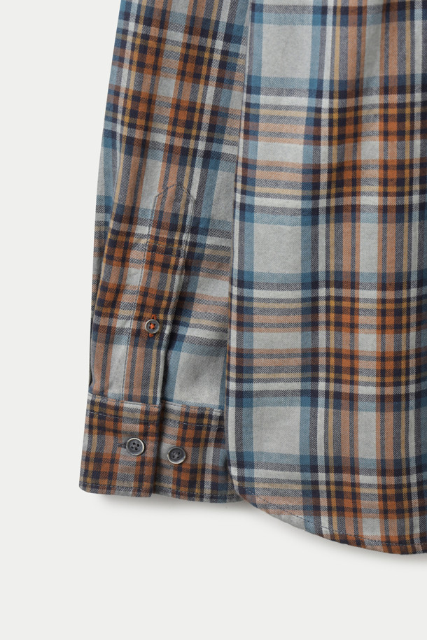 피그다잉 체크셔츠는 베이직하면서 워크웨어 무드를 더한 공용 셔츠입니다. 사계절 착용 가능하며, 레귤러핏과 레귤러 기장으로 편안한 착용감을 선사합니다. 부드러운 면 소재에 피치 가공을 더해 포근한 촉감을 느낄 수 있으며, 루나 다잉 가공으로 은은한 멋을 더했습니다. 워크셔츠 스타일의 양쪽 가슴 포켓 디테일과 차이나칼라 디자인이 특징이며, 이염에 주의하여 단독 세탁하는 것이 좋습니다. 동네 마실룩, 여행룩 등 캐주얼, 워크웨어, 클래식 스타일로 다양하게 연출해보세요.
