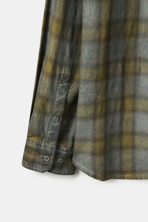 **루나다잉 옐로우 체크 셔츠**는 빈티지 무드와 미니멀한 스타일을 동시에 연출할 수 있는 상의입니다. 부드러운 촉감의 면 소재와 릴렉스 핏으로 편안한 착용감을 선사하며, 클래식 카라와 긴소매 디자인이 특징입니다. 고밀도 트윌 조직과 루나 다잉 가공을 통해 은은한 텍스처를 살렸으며, 옐로우 컬러의 체크 패턴이 돋보입니다. 데이트룩과 카페룩에 잘 어울리며, 단독 세탁을 권장하고 이염에 주의하여 관리해야 합니다. 버튼 플라켓 디테일이 돋보이는 셔츠로, 미니멀, 클래식, 캐주얼 스타일을 즐기는 분들께 추천합니다.
