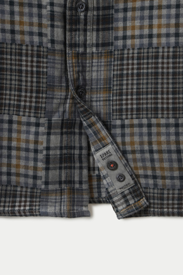 루나다잉 패치워크 체크 릴렉스 셔츠는 빈티지 무드와 캐주얼 스타일을 넘나드는 긴 소매 셔츠입니다. 루나 다잉 공법으로 은은한 멋을 더했으며, 이중 두께감으로 견고한 촉감을 선사합니다. 기본 칼라와 버튼 플라켓, 커프스 디테일로 클래식한 분위기를 연출하며, 이너 또는 아우터로 활용 가능합니다. 체크와 패치워크 패턴이 조화롭게 어우러져 데이트룩이나 카페룩에 돋보이는 포인트를 더합니다. 단독 세탁을 권장하며, 이염에 유의하여 관리하십시오.
