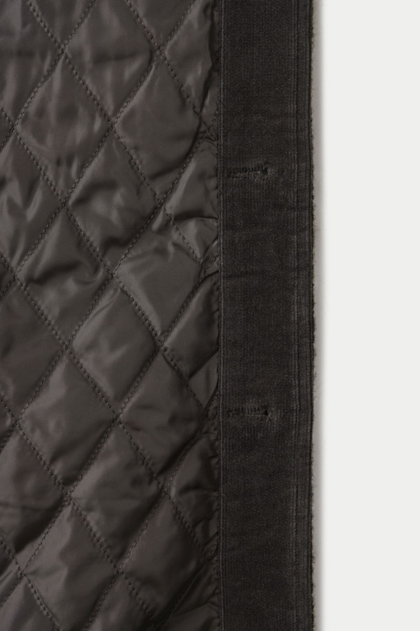 **울혼방 브라운 체크 아우터 셔츠**는 가을과 겨울, 클래식한 무드를 연출하는 아우터 셔츠입니다. 부드러운 울 소재와 레귤러핏으로 편안한 착용감을 선사하며, 이탈리아 LANIFICIO ROMA S.R.L 원단을 사용하여 고급스러움을 더했습니다. 브라운 컬러의 체크 패턴은 미니멀, 시크한 스타일을 연출하기 좋으며 출근룩, 비즈니스 캐주얼, 모임룩 등 다양한 TPO에 활용 가능합니다. 3M 신슐레이트 충전재와 곡선 사선 포켓, 소뿔 단추 디테일이 돋보입니다. 버튼 여밈 방식과 긴 소매 기장으로 세련된 디자인을 완성했습니다.
