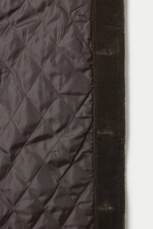 가을, 겨울 시즌에 안성맞춤인 울 혼방 카키 체크 아우터 셔츠입니다. 부드러운 촉감의 모, 폴리에스터, 면, 폴리우레탄 혼방 소재로 제작되어 따뜻함과 편안함을 동시에 선사합니다. 3M 신슐레이트 충전재를 사용하여 보온성을 높였으며, 가슴 부분 곡선 사선 포켓과 허리 양쪽 포켓으로 실용성을 더했습니다. 레귤러핏으로 제작되어 캐주얼, 클래식, 미니멀 스타일 모두 소화 가능하며, 단독 착용 또는 미드레이어로 활용하여 다양한 출근룩과 모임룩을 연출할 수 있습니다. 긴 소매에 전체 소매 단추름 마감과 버튼 여밈 방식으로 깔끔한 스타일을 완성합니다.
