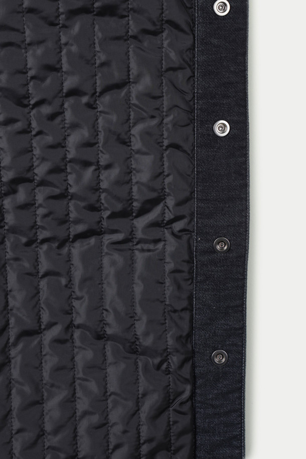 투톤 소프트 코듀로이 퀼팅 아우터셔츠는 부드러운 촉감의 코듀로이 소재와 3M 신슐레이트 충전재를 사용하여 보온성과 경량성을 동시에 갖춘 아우터셔츠입니다. 간절기와 겨울철, 데일리 및 캐주얼 스타일 모두 소화 가능하며, 출근룩과 캠핑룩에도 활용하기 좋습니다. 셔츠형 디자인에 레귤러핏으로 편안하게 착용할 수 있으며, 가슴 빅 포켓, 하단 사선 포켓, 라운드 밑단, 배색 디테일이 돋보입니다. 무지 패턴의 투톤 컬러로 캐주얼, 클래식, 미니멀 등 다양한 스타일을 연출할 수 있습니다. 스냅 여밈 방식으로 편의성을 더했습니다.
