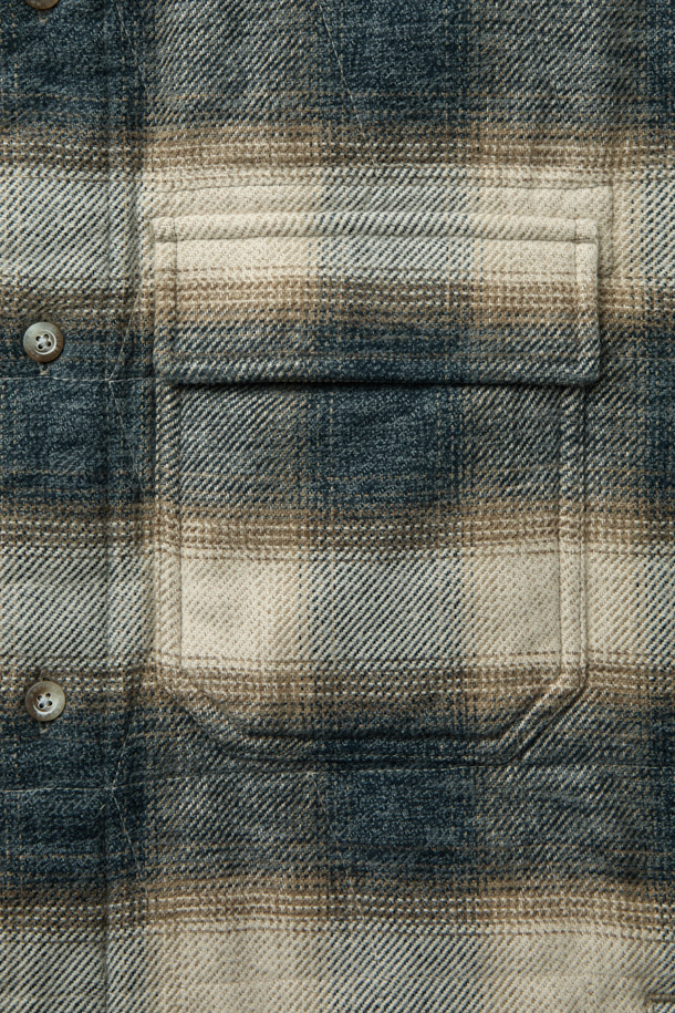 "체크 퀼팅 아우터 셔츠"는 빈티지 스타일의 코듀로이 소재 아우터 셔츠입니다. 부드러운 촉감과 적당한 두께감으로 간절기부터 초겨울까지 착용하기 좋으며, 3M 신슐레이트 충전재를 사용하여 뛰어난 보온성을 제공합니다. 네이비와 베이지 두 가지 컬러로 출시되었으며, 셔츠형 디자인에 퀼팅 디테일과 가슴 1개, 허리 2개의 포켓, 칼라 부분의 코듀로이 배색이 돋보입니다. 세미 오버핏으로 제작되어 편안하면서도 스타일리시하게 연출할 수 있으며, 스냅 버튼으로 간편하게 여밀 수 있습니다. 출근룩과 모임룩은 물론 클래식, 캐주얼, 미니멀 등 다양한 스타일 연출에 활용 가능한 아이템입니다.
