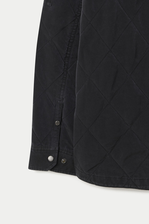 피그 코팅 퀼팅 아우터 셔츠는 남녀 모두 착용 가능한 캐주얼하고 미니멀한 스타일의 아우터입니다. 가을과 겨울에 어울리는 두꺼운 두께감과 뻣뻣한 촉감의 피그 코팅 소재로 제작되어 보온성을 높였습니다. 셔츠형 디자인에 퀼팅 디테일이 더해져 독특한 멋을 연출하며, 레귤러핏으로 편안한 착용감을 선사합니다. 블랙 컬러의 크롭 기장으로, 다양한 스타일링에 활용하기 좋습니다. 버튼 여밈 방식과 긴 소매 기장으로 디자인되었습니다.
