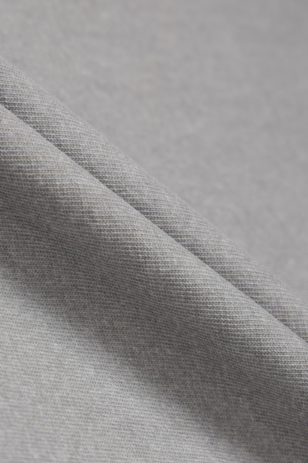 부드러운 촉감의 워싱 반팔 티셔츠입니다. 자연스러운 빈티지 스타일과 베이직한 디자인으로 일상에서 편안하게 착용하기 좋습니다. 얇은 두께감과 통기성으로 여름철 시원하게 입을 수 있으며, 오버핏으로 제작되어 편안한 착용감을 선사합니다. 그레이 컬러의 무지 디자인에 넥 라인 바인딩, 어깨 다트, 로고 자수, 옆선 트임 디테일을 더해 포인트를 주었습니다. 동네 마실룩, 카페룩 등 캐주얼하고 미니멀한 스타일 연출에 적합합니다.
