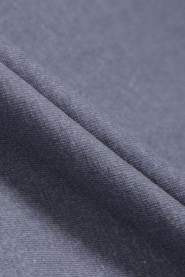 **워싱 반팔 티셔츠**

부드러운 면 소재로 제작된 워싱 반팔 티셔츠입니다. 얇은 두께감으로 여름철에도 시원하게 착용 가능하며, 일상복으로 편안하게 즐길 수 있습니다. 빈티지하면서도 베이직한 스타일로, 동네 마실룩이나 여행룩 등 다양한 TPO에 활용하기 좋습니다. 오버핏 디자인과 라운드넥으로 편안한 착용감을 선사하며, 넥라인 바인딩 처리, 어깨선 다트 디테일, 소매 하단 로고 자수, 옆선 밑단 트임 등의 섬세한 디테일이 돋보입니다. 그레이 컬러의 무지 디자인으로 미니멀한 스타일을 연출하기 좋습니다.
