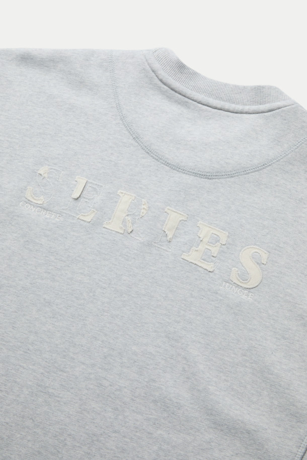 빈티지한 감성을 담은 프린팅 멜란지 스웻 셔츠입니다. 부드러운 촉감과 두꺼운 기모 안감으로 겨울철 따뜻하게 착용하기 좋습니다. 멜란지 그레이 컬러에 캐주얼하고 빈티지한 스타일을 더했으며, 레귤러핏으로 편안한 착용감을 선사합니다. 등판 로고 자수 및 아플리케, 소매단 로고 자수, 전면 스티치 디테일, 빈티지 워싱 가공으로 디자인의 완성도를 높였습니다. 집콕룩, 산책룩 등 다양한 TPO에 캐주얼, 미니멀, 클래식 스타일로 활용하기 좋습니다.
