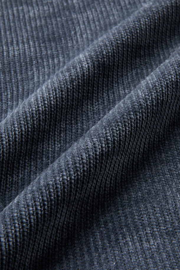 네이비와 그레이 컬러로 출시된 셔닐 스웻 셔츠입니다. 부드러운 촉감과 벨벳과 유사한 은은한 광택감이 특징이며, 두꺼운 두께감으로 겨울철에도 따뜻하게 착용할 수 있습니다. 레귤러 핏에 칼라 네크라인, 긴소매 기장으로 클래식하고 미니멀한 스타일을 연출합니다. 플라켓 디테일과 소매 및 밑단 립 처리, 밀도감 있는 조직감으로 완성도를 높였습니다. 일상복이나 집콕룩으로 활용하기 좋으며, 다양한 스타일의 겨울 코디에 활용할 수 있습니다.
