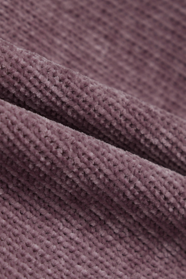 보온성이 뛰어난 셔닐 스웻 셔츠입니다. 벨벳과 유사한 은은한 광택감이 고급스러운 분위기를 자아내며, 부드러운 촉감으로 편안한 착용감을 선사합니다. 퍼플 컬러에 무지 디자인으로, 클래식하고 미니멀한 스타일을 연출하기 좋습니다. 레귤러 핏에 칼라 넥 라인, 플라켓 디테일이 돋보이며, 소매와 밑단 립 처리로 깔끔하게 마무리되었습니다. 겨울철 데일리룩으로 활용하기 좋은 두꺼운 두께감의 긴소매 셔닐 스웻 셔츠입니다.
