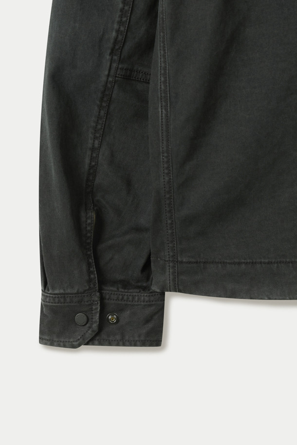 빈티지 숏 점퍼는 레이온과 텐셀 혼방 소재로 제작되어 부드러운 촉감을 선사합니다. 봄, 가을 간절기에 적합하며, 캐주얼, 미니멀, 클래식 스타일 연출에 용이합니다. 블랙 컬러의 무지 디자인에 숏 기장으로 트렌디함을 더했으며, 스탠다드핏으로 편안하게 착용할 수 있습니다. 지퍼형 여밈 방식과 장식 스티치 디테일이 돋보이며 워싱 가공으로 빈티지한 분위기를 자아냅니다. 동네 마실룩, 산책룩에 활용하기 좋으며, 신축성이 있어 활동성을 높였습니다. 단독 세탁 및 이염에 주의하여 관리해야 합니다.
