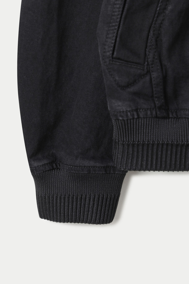 스모킹 데님 MA-1은 빈티지한 감성을 담은 남녀 공용 점퍼입니다. 블랙 컬러의 무지 디자인으로, 데이트룩이나 가을 나들이룩에 활용하기 좋습니다. 허리선 기장의 세미 루즈핏으로 편안하게 착용 가능하며, 스모킹 봉제 디테일, 워싱 가공, 빈티지 텍스처가 특징입니다. 간절기에 입기 좋은 홑겹 두께이며, 집업 방식으로 간편하게 여밀 수 있습니다. 클래식, 미니멀, 캐주얼 스타일을 모두 소화할 수 있는 활용도 높은 아우터입니다.
