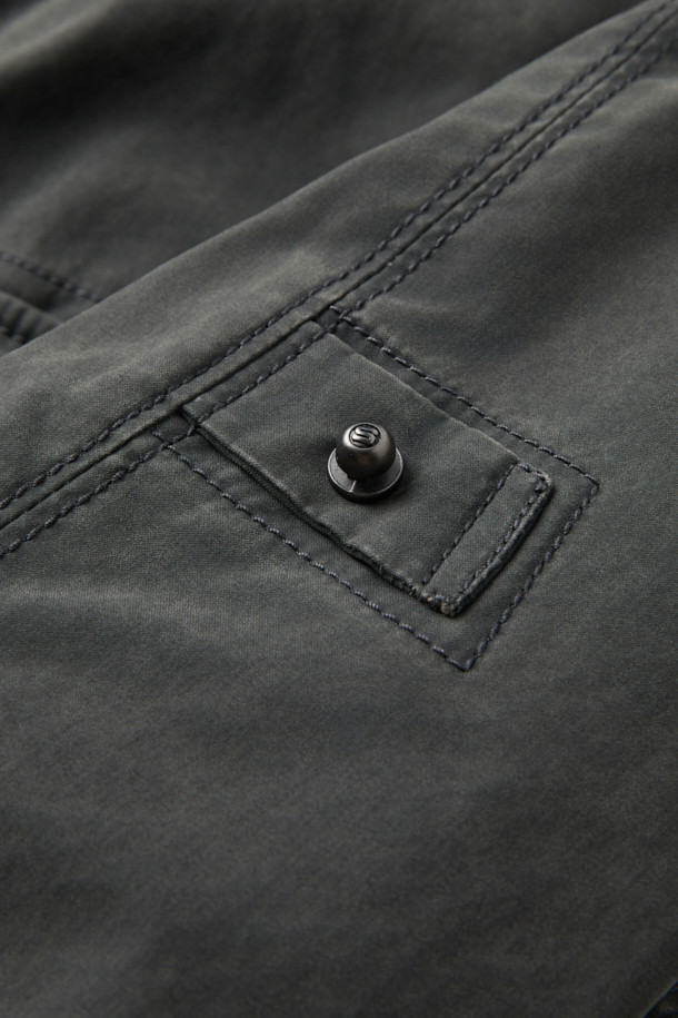 피그워싱 면패딩 점퍼는 간절기에 적합한 베이직 스타일의 남성 아우터입니다. 부드러운 촉감의 면 소재로 제작되었으며, 그레이 컬러의 무지 디자인으로 다양한 룩에 매치하기 좋습니다. 피그워싱 가공을 통해 자연스러운 외관을 연출하며, 방풍/방수 기능과 3M 신슐레이트 충전재, 항아리 퀼팅으로 보온성을 높였습니다. 일상생활은 물론 가을 나들이룩, 겨울 데일리룩에도 활용하기 좋은 캐주얼, 미니멀, 클래식 스타일의 점퍼입니다. 집업 여밈 방식과 레귤러핏으로 편안하게 착용할 수 있으며, 긴 소매와 아웃포켓 디테일이 특징입니다.
