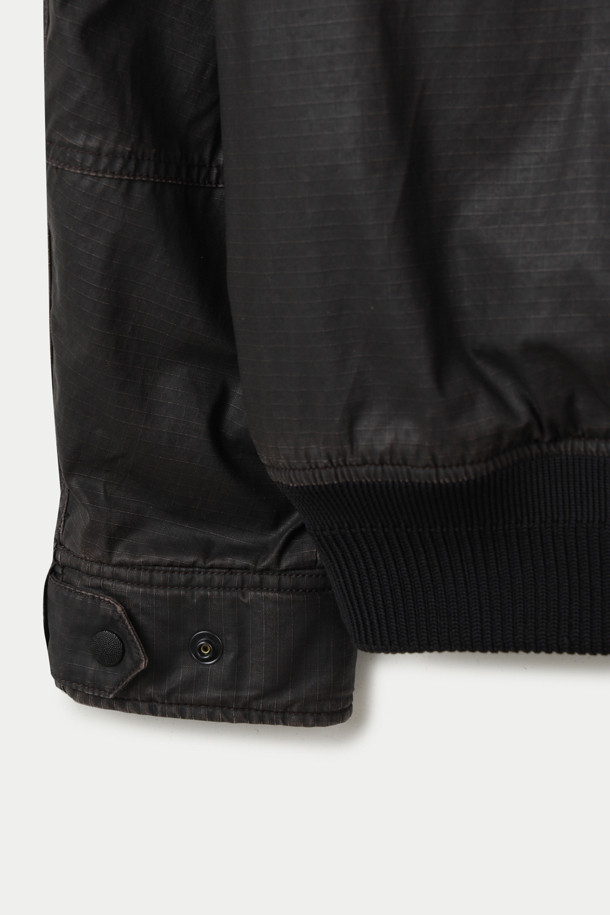 이탈리아 립스탑 카본 코팅 원단을 사용하여 방풍 및 발수 기능을 갖춘 립스탑 워크 블루종 점퍼입니다. 블랙 컬러의 무지 디자인으로, 간절기에 캐주얼하고 빈티지한 스타일을 연출하기 좋습니다. 루즈핏과 세미오버핏으로 편안한 착용감을 제공하며, 부드럽고 유연한 면 소재로 제작되었습니다. 빌트인 가죽 칼라와 탈착 가능한 칼라, 신슐레이트 충전재를 통해 보온성을 높였으며, 레이어드하여 다양한 스타일을 연출할 수 있습니다. 동네 마실룩, 여행룩, 가을 나들이룩 등 다양한 TPO에 활용하기 좋은 워크웨어 스타일의 점퍼입니다.
