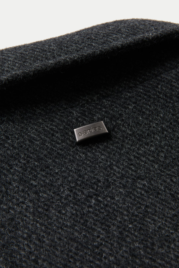 **핸드메이드 블루종**

부드러운 울, 캐시미어, 스웨이드 소재가 조화롭게 어우러져 포근한 착용감을 선사하는 핸드메이드 블루종입니다. 간절기와 겨울철, 데이트룩, 모임룩 등 다양한 TPO에 활용하기 좋으며, 클래식, 미니멀, 캐주얼 스타일을 모두 아우릅니다. 블랙 컬러의 무지 디자인에 세미 루즈핏으로 편안함을 더했으며, 니트 립 마감, 사선 포켓, 스웨이드 배색 디테일이 빈티지 무드를 자아냅니다. 핸드메이드 봉제 방식으로 제작되어 높은 퀄리티를 자랑하는 숏 기장의 집업 블루종입니다.
