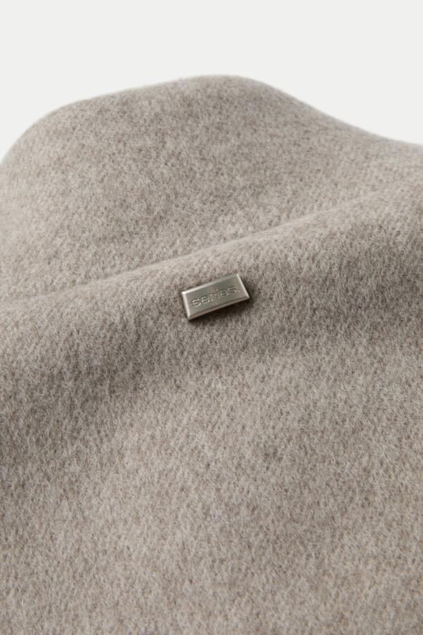 부드러운 울과 캐시미어 혼방 소재로 제작되어 포근한 착용감을 선사하는 핸드메이드 스탠드넥 블루종입니다. 미니멀, 빈티지, 캐주얼 스타일을 아우르며, 가을, 겨울 시즌 데일리룩, 산책룩, 동네 마실룩에 적합합니다. 세미 오버핏으로 편안하게 떨어지는 핏과 드롭된 어깨 라인이 특징이며, 스탠드넥 디자인으로 목을 따뜻하게 감싸줍니다. 밑단 니트 립 마감과 정전기 방지 안감으로 실용성을 높였으며, 무지 디자인으로 다양한 스타일 연출이 용이합니다.
