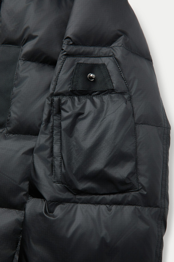 **미들레이어 경량 다운 점퍼**는 가을과 겨울, 일상 및 아웃도어 활동에 적합한 남녀 공용 아우터입니다. 블랙 색상의 무지 디자인으로 미니멀하고 베이직한 스타일을 연출하며, 집업 여밈 방식과 베이직핏으로 편안한 착용감을 선사합니다. 초경량 나일론 소재와 구스다운 충전재를 사용하여 가볍고 따뜻하며, 발수 및 방풍 코팅으로 기능성을 더했습니다. 빌트인 후드 분리가 가능하며, 접밴드 및 절개 보강 설계를 통해 활동성을 높였습니다. 출근룩과 여행룩 등 다양한 TPO에 활용할 수 있는 실용적인 아이템입니다.
