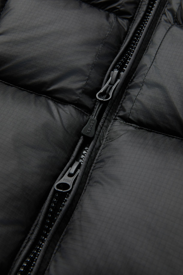 **니트 하이브리드 아우터**는 겨울철 추위에도 끄떡없는 보온성을 제공하는 남성용 점퍼입니다. 무지 디자인에 블랙 컬러로, 캐주얼 및 스포티 스타일을 연출하기 좋습니다. 부드러운 촉감의 니트 소재와 방풍, 발수 기능을 갖춘 초경량 아우터로, 탈부착 후드가 있어 레이어링이 용이합니다. 머스코비 덕다운 충전재를 사용하여 보온성을 극대화했으며, 출근룩이나 여행룩 등 다양한 TPO에 활용 가능합니다. 레귤러핏에 긴 소매, 집업 스타일로 편안하고 활동적인 착용감을 선사합니다.
