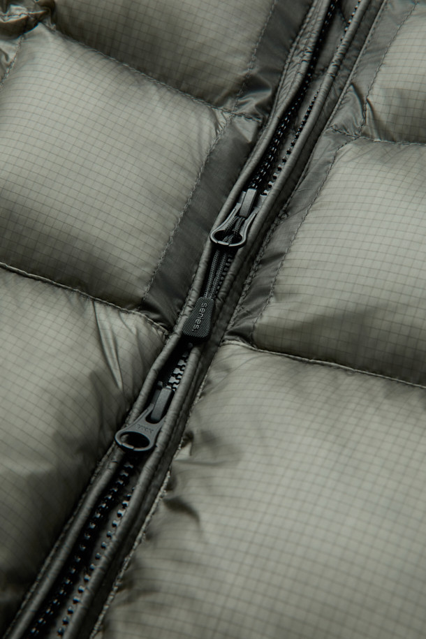 세련된 니트 하이브리드 아우터 점퍼입니다. 캐주얼, 미니멀, 클래식 스타일을 아우르며, 일상과 출근룩에 모두 잘 어울립니다. 카키 및 올리브 색상으로 출시되어 겨울철 스타일링에 포인트를 더합니다. 초경량 나일론과 니트 소재의 조합으로 뛰어난 착용감과 보온성을 제공하며, 덕다운 충전재, 방풍, 발수 기능, 탈부착 후드, 하이브리드 디자인 등 다양한 특징을 갖췄습니다. 레귤러핏에 집업 스타일로 편안함과 활동성을 동시에 잡았습니다.
