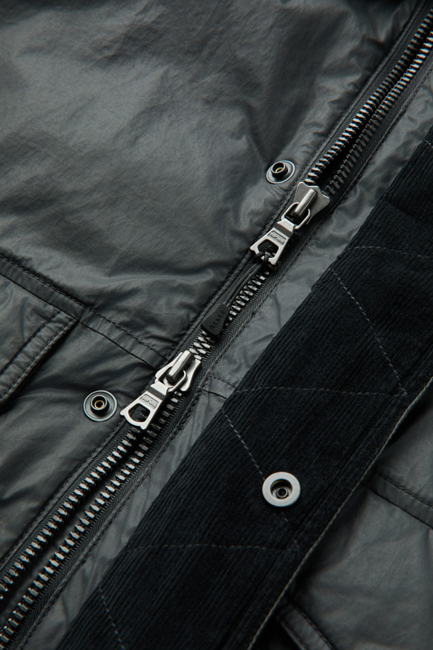 올메텍스 카본 라파예트는 남성용 겨울 점퍼입니다. 카본 및 블랙 컬러로 출시되었으며, 밀리터리와 빈티지 스타일을 동시에 느낄 수 있습니다. MA-1, B-15 코트 타입 디자인에 탈부착 가능한 리얼 FUR 칼라와 구스다운 충전재를 사용하여 보온성을 높였습니다. 방풍 및 발수 기능을 갖춘 면혼방 소재에 카본 코팅 처리와 빈티지 워싱 가공으로 내구성을 더했으며, 세미루즈핏과 드롭 숄더 디자인으로 편안한 착용감을 제공합니다. 출근룩, 여행룩, 클래식, 미니멀, 워크웨어 스타일을 즐기는 분들께 추천합니다.
