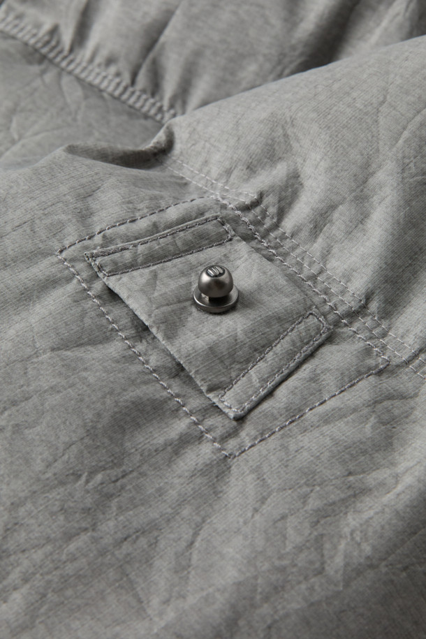 이탈리안 테크니컬 패브릭 크랙 레이어 숏패딩은 겨울철 일상 및 여행, 산책 시 캐주얼하고 미니멀한 스타일을 연출하기에 좋습니다. 3-Layer 기능성 원단과 피그 워싱 가공으로 빈티지한 외관을 자랑하며, 방수, 방풍, 수분 배출 기능으로 쾌적함을 유지합니다. 덕다운 충전재와 두꺼운 두께감으로 보온성을 높였으며, 세미루즈핏으로 편안한 착용감을 선사합니다. 그레이 컬러에 무지 패턴, 사선 포켓, 니트 립 트리밍 및 세로/가로 퀼팅 믹스 디테일이 돋보이는 숏패딩입니다.
