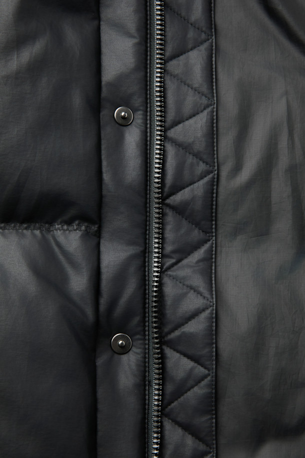 레더라이크 숏 패딩은 세련된 겨울 스타일을 완성하는 필수템입니다. 인조 가죽 소재와 퀼팅 디자인이 어우러져 캐주얼하면서도 모던한 분위기를 연출합니다. 덕다운 충전재와 방풍, 발수 기능으로 보온성을 높였으며, 경량 설계로 편안한 착용감을 제공합니다. 스탠드 넥과 니트립 소맷단, 사이드 포켓 디테일로 실용성을 더했으며, 출근룩과 여행룩 등 다양한 TPO에 활용 가능합니다. 블랙 컬러의 세미루즈핏으로 어떤 스타일에도 쉽게 매치하여 미니멀, 클래식 무드를 연출할 수 있습니다.
