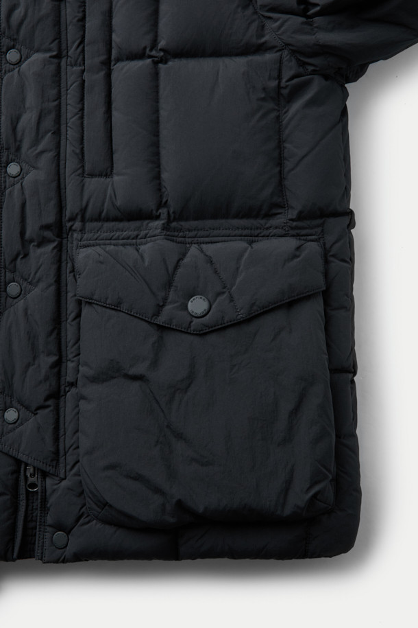 **구스다운 에어트루퍼**는 겨울철 추위로부터 당신을 보호해 줄 방수, 방풍 기능의 패딩입니다. 블랙 색상의 무지 디자인으로, 캐주얼 및 스포티 스타일을 모두 소화할 수 있습니다. 넉넉한 레귤러핏에 집업 방식으로 편안하게 착용 가능하며, 후드가 있어 보온성을 높였습니다. 부드러운 촉감의 나일론과 구스다운 소재를 사용하여 가볍고 따뜻하게 착용할 수 있습니다. 일상생활은 물론 겨울철 야외 활동에도 적합한 두꺼운 두께의 롱패딩입니다.
