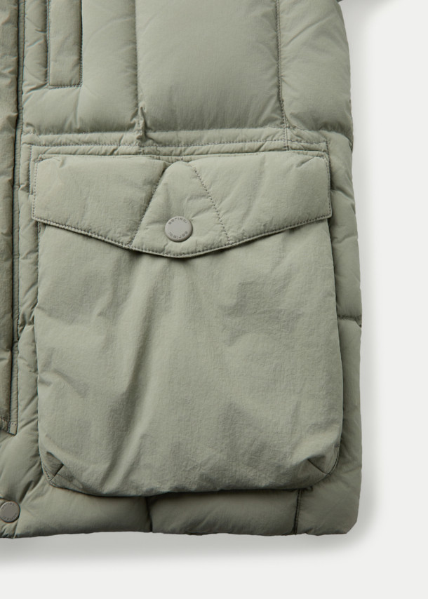 "구스다운 에어트루퍼"는 겨울철 추위를 완벽하게 방어해 줄 남녀 공용 아우터입니다. 보온성이 뛰어난 구스다운 충전재와 튼튼한 나일론 소재를 사용하여, 일상생활은 물론 아웃도어 활동에도 적합합니다. 밀리터리 스타일과 캐주얼 무드를 동시에 느낄 수 있으며, 레귤러핏과 무지 디자인으로 어떤 스타일에도 잘 어울립니다. 카키와 올리브 두 가지 색상으로 출시되었으며, 넉넉한 포켓 디테일과 후드, 방수 기능으로 실용성을 더했습니다. 여행, 캠핑, 등산 등 다양한 TPO에 활용 가능하며, 고프코어 및 미니멀 스타일 연출에도 제격입니다.
