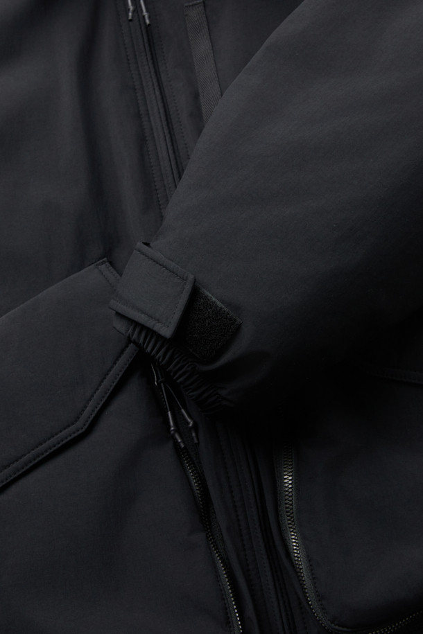 SERIES; X UNAFFECTED MK3 하이브리드 다운 봄버는 남성용 아우터로, 겨울철 일상룩에 적합한 다운 점퍼입니다. 블랙 컬러에 무지 패턴으로 미니멀하면서도 스트릿 스타일을 연출할 수 있으며, 하이넥 디자인과 플랩 포켓 디테일이 돋보입니다. 오버핏 크롭 기장으로 트렌디함을 더하고, 보온성과 방수 기능을 갖춰 추운 날씨에도 쾌적하게 착용 가능합니다. 하이브리드 다운 충전재와 나일론 소재를 사용하여 뛰어난 보온성을 제공하며 출근룩과 여행룩에 모두 활용하기 좋습니다.
