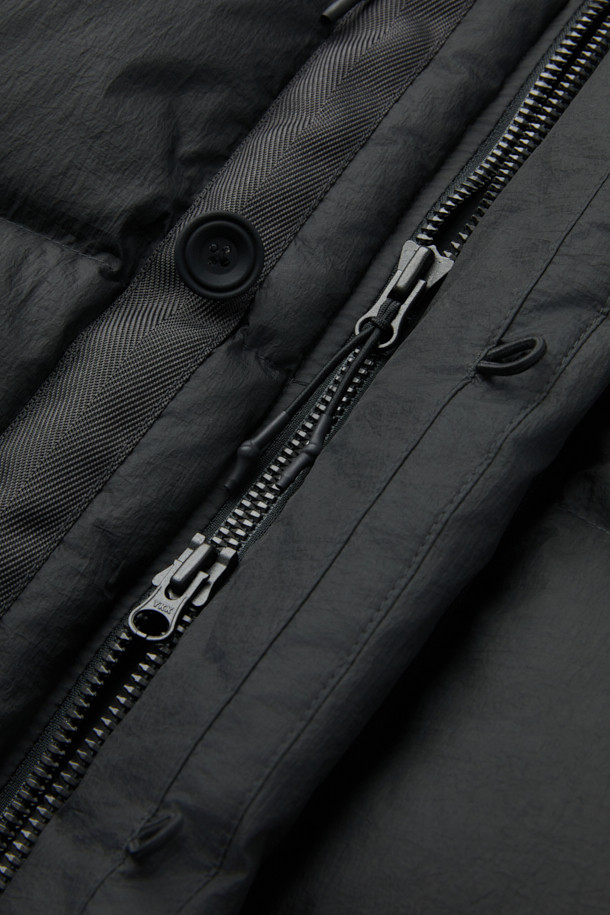 SERIES; X UNAFFECTED N2B 숏 다운 점퍼는 남녀 공용으로 착용 가능한 오버핏 숏패딩입니다. 겨울철 보온과 방풍 기능에 중점을 둔 두꺼운 두께의 나일론 소재를 사용하여 제작되었으며, 부드러운 촉감을 선사합니다. 집업 스타일의 블랙 무지 디자인으로, 캐주얼 및 스포티 무드를 연출하며 캠핑룩이나 등산룩과 같은 TPO에도 적합합니다. 후드가 달려 있어 더욱 따뜻하고 스타일리시하게 착용 가능하며, 미니멀한 스타일을 선호하는 분들께 추천합니다. 긴 소매 기장으로 활동성을 높였습니다.
