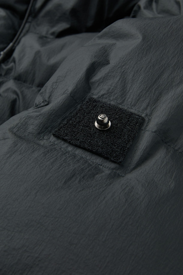 SERIES; X UNAFFECTED M90 ECWCS 다운 파카는 남성용 아우터로, 겨울철 일상 및 아웃도어 활동에 적합한 다운 파카입니다. 블랙 색상의 무지 디자인에 오버핏으로 제작되어 스포티하면서도 밀리터리 스타일을 연출합니다. 두꺼운 두께감과 방수 기능을 갖춘 나일론 소재로 제작되어 보온성을 높였으며, 여행, 캠핑, 등산 등 다양한 TPO에 활용 가능합니다. 집업 여밈 방식에 긴 소매, 후드, 패딩 디테일이 돋보이는 다운 파카입니다.
