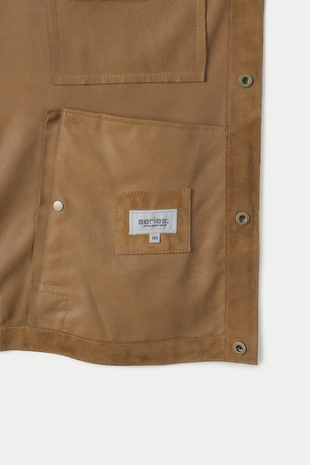 이탈리아 직수입 스웨이드 소재로 제작된 아우터형 셔츠입니다. 오일 브러쉬 가공을 거쳐 부드러운 촉감을 자랑하며, 빈티지하면서도 캐주얼한 스타일을 연출합니다. 가슴 아웃포켓과 사선 핸드포켓 디자인으로 실용성을 더했으며, 수소봉제 마감으로 꼼꼼하게 제작되었습니다. 간절기와 겨울, 겨울 데일리룩과 데이트룩에 활용하기 좋은 릴랙스 핏 셔켓입니다. 캐주얼, 클래식, 미니멀한 스타일을 즐겨 입는 분들께 추천합니다.
