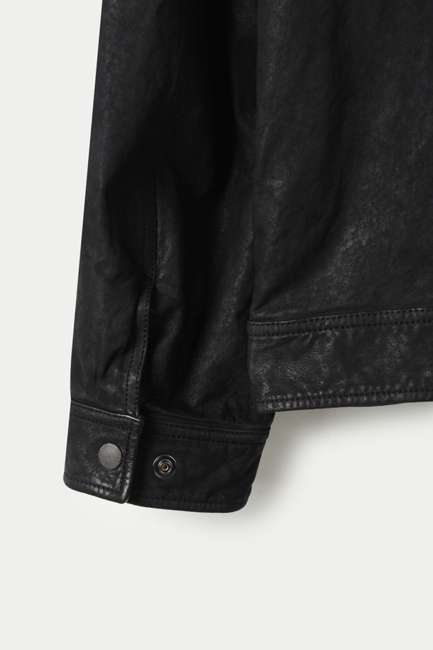 세련된 스타일을 완성하는 여성 양가죽 오일 워싱 트러커 재킷입니다. 부드러운 촉감의 소가죽 소재로 제작되어 편안한 착용감을 선사하며, 봄, 가을 시즌에 활용하기 좋습니다. 크롭 기장과 레귤러핏 디자인으로 캐주얼하고 클래식한 무드를 연출하며, 집업 여밈 방식으로 간편하게 착용할 수 있습니다. 데이트룩, 모임룩 등 다양한 TPO에 활용 가능한 매력적인 아이템입니다. 무지 패턴에 오일 워싱 처리로 은은한 멋을 더했습니다.
