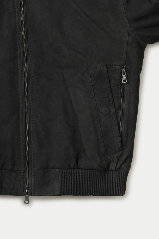 부드러운 양가죽 소재로 제작된 여성용 워싱 후디 점퍼입니다. 캐주얼, 미니멀, 시크 스타일을 연출하기에 좋으며, 데이트룩과 모임룩에 활용하기 좋습니다. 블랙 컬러의 무지 디자인에 루즈핏과 크롭 기장으로 세련된 실루엣을 선사합니다. 봄, 가을 시즌에 적합하며, 두꺼운 두께감으로 따뜻하게 착용할 수 있습니다. 집업 형태로 간편하게 착용 가능하며, 워싱 처리로 자연스러운 멋을 더했습니다.
