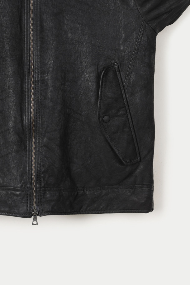 모던하고 클래식한 스타일의 양가죽 라파예트 다운 점퍼입니다. 부드러운 촉감의 양가죽 소재와 구스다운 충전재, 정전기 방지 안감으로 따뜻하고 편안한 착용감을 선사합니다. 탈부착 가능한 시어링 퍼 칼라와 니트 시보리 소매 디테일이 돋보이며, 세미 오버핏으로 편안한 핏을 연출합니다. 겨울철 데일리룩에 활용하기 좋은 블랙 컬러의 무지 디자인으로, 투웨이 지퍼, 후디 포켓, 사선 포켓 등 실용적인 기능까지 갖춘 다운 점퍼입니다. 보온과 방풍 기능을 제공합니다.
