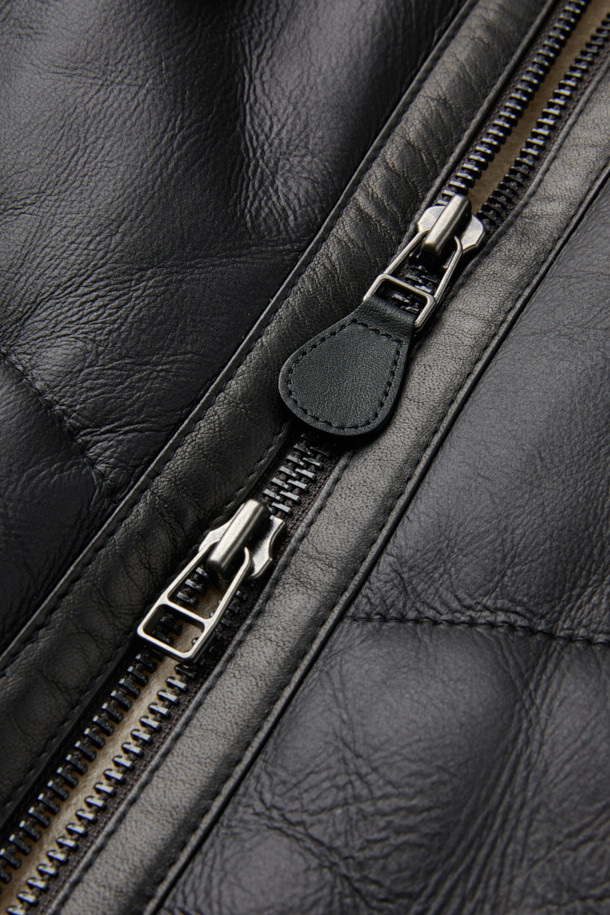 메리노 실키 무스탕은 부드러운 양가죽과 양털 소재를 사용하여 고급스러운 촉감을 선사하는 아우터입니다. 블랙, 베이지 두 가지 색상으로 출시되었으며, 숏 기장의 오버핏 디자인으로 클래식하면서도 캐주얼한 스타일을 연출합니다. 투톤 배색과 비죠 디테일, 투웨이 지퍼, 핸드 포켓 등의 특징으로 보온성과 스타일을 동시에 잡았습니다. 데이트룩, 모임룩 등 다양한 TPO에 활용 가능하며, 미니멀한 룩에도 잘 어울립니다. 겨울철, 따뜻하고 세련된 스타일을 완성해 보세요.
