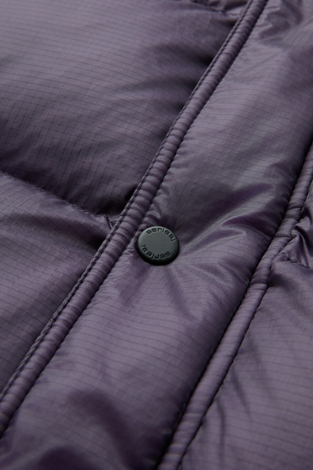 보온성과 활동성을 동시에 잡는 경량 다운 베스트입니다. 겨울철 데일리룩과 캠핑룩에 활용하기 좋은 아이템으로, 스포티, 미니멀, 캐주얼 스타일을 연출할 수 있습니다. 톤 다운된 퍼플 컬러에 무지 및 퀼팅 디자인으로 포인트를 더했으며, 루즈핏으로 편안한 착용감을 선사합니다. 가볍고 따뜻한 나일론 소재에 발수, 방풍 기능까지 갖춰 실용적이며, 내장 후드와 글러브 포켓으로 보온성을 높였습니다.
