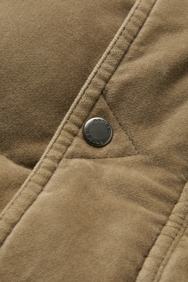 벨베틴 코듀로이 다운 베스트는 가을, 겨울 시즌에 따뜻함과 스타일을 모두 갖춘 아우터입니다. 부드러운 코듀로이 면 소재에 RDS 덕다운 충전재를 사용하여 뛰어난 보온성을 제공하며, 밑단 스트링 조절 기능으로 핏을 자유롭게 연출할 수 있습니다. 캐주얼, 클래식, 미니멀 스타일을 모두 소화하며, 일상 및 아웃도어 활동 시 캠핑룩, 등산룩으로 활용하기 좋습니다. 베이지와 브라운 두 가지 색상으로 출시되었으며, 이중 구조 핸드 포켓으로 실용성을 더했습니다. 스냅 버튼 여밈 방식과 루즈핏 디자인으로 편안한 착용감을 선사합니다.
