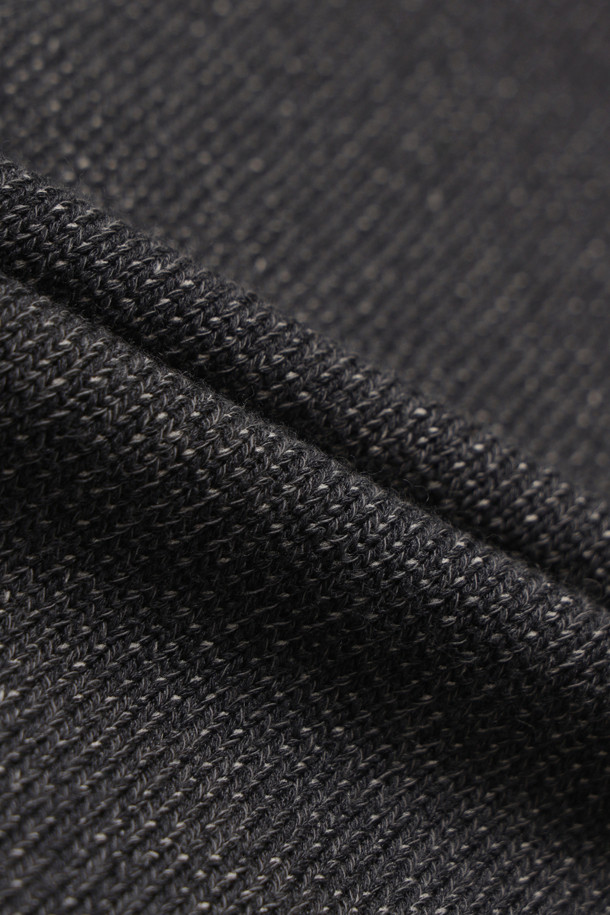 간절기 이중우수 라운드 스웨터는 베이직한 스타일을 추구하는 당신을 위한 아이템입니다. 블랙과 그레이 두 가지 색상으로 출시되어, 데이트룩, 카페룩 등 다양한 TPO에 맞춰 활용할 수 있습니다. 코튼과 페이퍼 소재의 혼방으로 제작되어 가볍고 드라이한 촉감을 선사하며, 통기성이 뛰어나 간절기에도 쾌적하게 착용 가능합니다. 세미루즈핏 라운드넥 디자인에 투톤 조직감으로 포인트를 더했으며, 레이어드 또는 단독 착용 모두 가능하여 활용도가 높습니다. 미니멀, 클래식, 캐주얼 등 어떤 스타일에도 잘 어울리는 필수템입니다.
