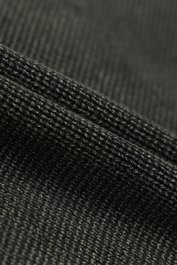 가먼트 다잉 코튼 풀 집업 후디는 부드러운 촉감의 면 소재로 제작되어 편안한 착용감을 선사합니다. 봄, 가을 시즌에 적합하며, 캐주얼 및 베이직 스타일을 연출하기 좋습니다. 무지 디자인에 레귤러핏으로 제작되었으며, 후드 네크라인과 긴소매, 집업 여밈 방식이 특징입니다. 카키, 그린 두 가지 컬러로 출시되어, 산책룩이나 캠핑룩 등 다양한 TPO에 활용 가능합니다. 미니멀, 고프코어 스타일을 즐겨 입는 분들께 추천합니다.
