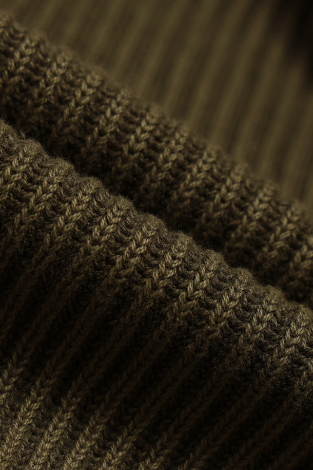 가먼트 다잉(Garment Dyeing) 기법으로 제작된 코튼 하프 집업 풀오버입니다. 부드러운 촉감의 면 소재에 골지 패턴을 더해 편안함과 스타일을 모두 갖췄습니다. 간절기와 겨울철에 활용하기 좋은 두께감으로, 캐주얼하고 베이직한 스타일을 연출하기 좋습니다. 하프넥 디자인과 YKK 지퍼, 팔꿈치 패치 디테일이 돋보이며, 카키 및 올리브 두 가지 색상으로 출시되었습니다. 출근룩과 캠핑룩 등 다양한 TPO에 활용 가능합니다.
