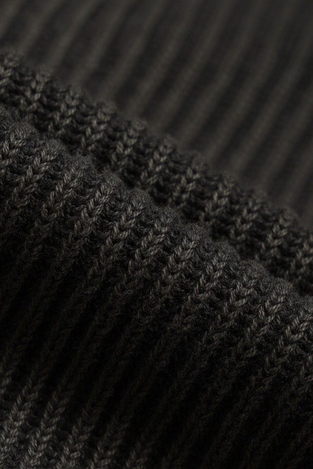 가먼트 다잉 코튼 하프 집업 풀오버는 간절기와 겨울 시즌에 어울리는 상의입니다. 블랙 컬러의 루즈핏이며, 내추럴하고 빈티지한 스타일을 연출합니다. 면 소재의 골지 패턴으로 제작되었으며, 하프넥 디자인과 긴소매, 두꺼운 두께감으로 보온성을 높였습니다. 가먼트 다잉 워싱 기법으로 자연스러운 멋을 더했고, YKK 지퍼와 팔꿈치 패치 디테일로 완성도를 높였습니다. 캐주얼, 클래식, 미니멀 스타일 모두 소화 가능한 활용도 높은 아이템입니다.
