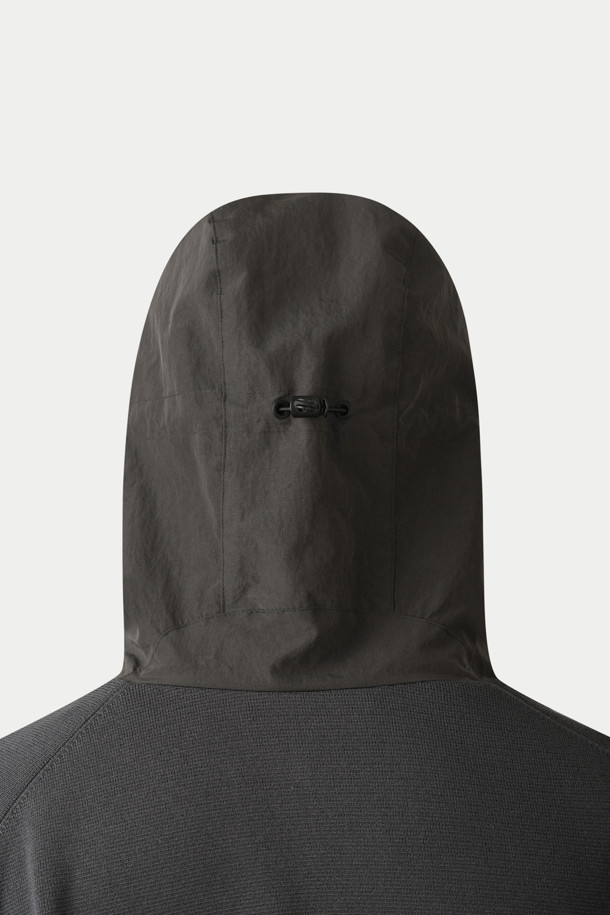 부드러운 면 소재로 제작되어 편안한 착용감을 선사하는 여성용 하이브리드 후디 가디건입니다. 가을과 겨울에 따뜻하게 입을 수 있으며, 일상복으로 활용하기 좋은 캐주얼하고 베이직한 디자인입니다. 레귤러핏으로 편안하게 떨어지는 핏과 후드 디자인이 특징이며, 집업 스타일로 간편하게 입고 벗을 수 있습니다. 무지 패턴의 블랙과 차콜 두 가지 색상으로 출시되어 다양한 스타일 연출이 가능하며, 포켓 디테일로 실용성을 더했습니다. 집콕룩, 캐주얼, 미니멀 스타일을 즐겨 입는 분들께 추천합니다.
