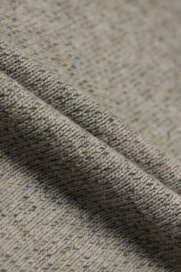 부드러운 울과 캐시미어 혼방 소재로 제작되어 포근한 착용감을 선사하는 이중우수 라운드 스웨터입니다. 톤온톤 배색의 투 톤 컬러 조직이 세련된 분위기를 연출하며, 밑단과 소맷단에 적용된 포인트 조직이 디자인의 완성도를 높입니다. 루즈핏으로 편안하게 착용 가능하며, 두꺼운 두께감으로 간절기부터 겨울까지 따뜻하게 입을 수 있습니다. 데일리룩, 집콕룩, 출근룩 등 다양한 상황에서 미니멀하고 클래식한 스타일을 연출해보세요. 아우터 안에 이너로 활용하기에도 좋습니다.
