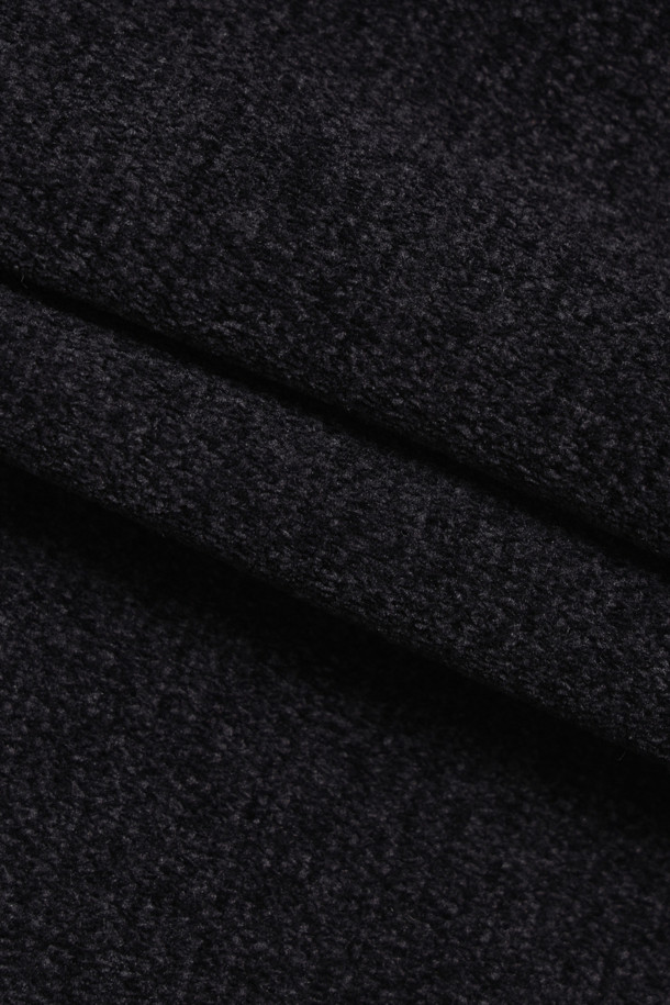 부드러운 벨벳 터치 텍스처가 돋보이는 셔닐 라운드 스웨터입니다. 겨울철 높은 보온성을 제공하며, 루즈핏으로 편안한 착용감을 선사합니다. 무지 디자인에 은은한 투 톤 컬러가 더해져 베이직하면서도 세련된 스타일을 연출합니다. 암홀 솔기라인 티핑 배색 디테일이 돋보이며, 형태 유지력이 우수합니다. 겨울 데일리룩, 집콕룩, 모임룩 등 다양한 TPO에 맞춰 클래식, 미니멀, 캐주얼 스타일로 활용하기 좋습니다.
