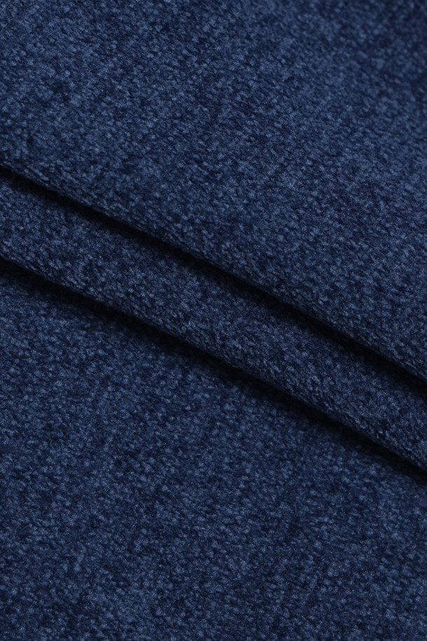 네이비 컬러의 셔닐 라운드 스웨터입니다. 부드러운 벨벳 터치 텍스처로 제작되어 포근하고 고급스러운 착용감을 선사하며, 가을과 겨울 시즌에 높은 보온성을 제공합니다. 은은한 투톤 컬러와 암홀 솔기라인의 티핑 배색 디테일이 돋보입니다. 루즈핏 라운드넥 디자인으로 편안하게 착용 가능하며, 형태 유지력이 뛰어나 오랫동안 변형 없이 즐길 수 있습니다. 베이직, 미니멀 스타일을 선호하는 분들께 데일리룩, 집콕룩, 모임룩으로 제안합니다.
