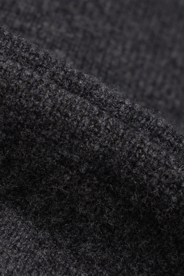 차콜 그레이 컬러의 버튼 라운드 가디건입니다. 울과 면 혼방 소재로 제작되어 부드러운 촉감과 두꺼운 두께감으로 따뜻하게 착용할 수 있습니다. 루즈핏 디자인과 긴 소매 기장으로 편안한 착용감을 선사하며, 데일리룩, 카페룩, 모임룩 등 다양한 TPO에 활용 가능합니다. 베이직, 미니멀, 클래식 스타일을 즐겨 입는 분들께 추천하며, 패치 포켓 디테일과 고급스러운 버팔로 혼 버튼이 특징입니다. 레이어링하여 사계절 내내 활용하기 좋습니다.
