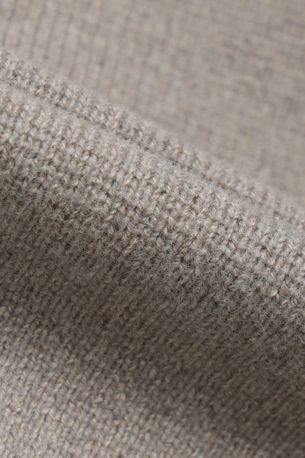 **버튼 라운드 가디건**

부드러운 울과 코튼 혼방 소재로 제작되어 포근한 착용감을 선사하는 버튼 라운드 가디건입니다. 톤 다운된 그레이 컬러와 베이직, 미니멀한 디자인으로 다양한 스타일 연출에 용이합니다. 넉넉한 루즈핏에 긴 소매 기장으로 편안함을 더하고, 두꺼운 두께감과 단단한 촉감, 그리고 버팔로 혼 버튼과 패치 포켓 디테일이 특징입니다. 사계절 내내 활용 가능하며, 형태 유지력이 우수하여 오랫동안 변형 없이 착용할 수 있습니다. 집콕룩, 산책룩 등 데일리 및 일상에서 클래식, 미니멀, 캐주얼 스타일로 코디하기 좋습니다.
