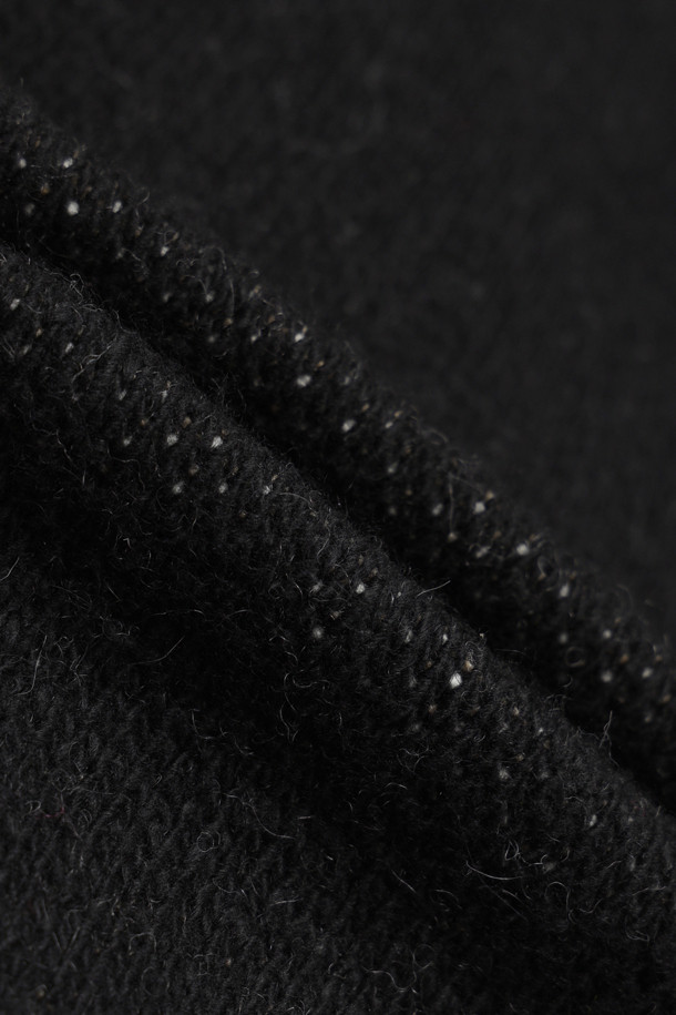 블랙과 화이트 컬러의 여성용 패턴 가디건입니다. 울 소재로 제작되어 부드러운 촉감을 선사하며, 가을과 겨울에 따뜻하게 착용할 수 있습니다. 노르딕 또는 기하학 패턴이 돋보이는 디자인으로, 라운드넥에 집업 방식의 긴소매 크롭 기장입니다. 캐주얼, 베이직 스타일로 출근룩이나 모임룩에 활용하기 좋으며, 지퍼 디테일이 포인트입니다.
