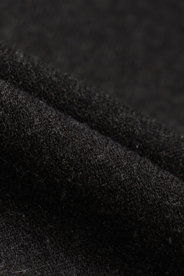 부드러운 울 혼방 소재로 제작된 블랙 컬러의 모크넥 스웨터입니다. 겨울철 출근룩, 미니멀, 클래식, 캐주얼 스타일을 연출하기에 적합합니다. 세미 루즈핏으로 편안한 착용감을 선사하며, 밑단과 소맷단 조직 변형으로 은은한 포인트를 더했습니다. 암홀 라인 솔기 디테일과 레이어드 착용이 용이하여 다양한 스타일링이 가능합니다. 긴 소매 기장의 무지 디자인으로 어떤 옷에도 쉽게 매치할 수 있습니다.
