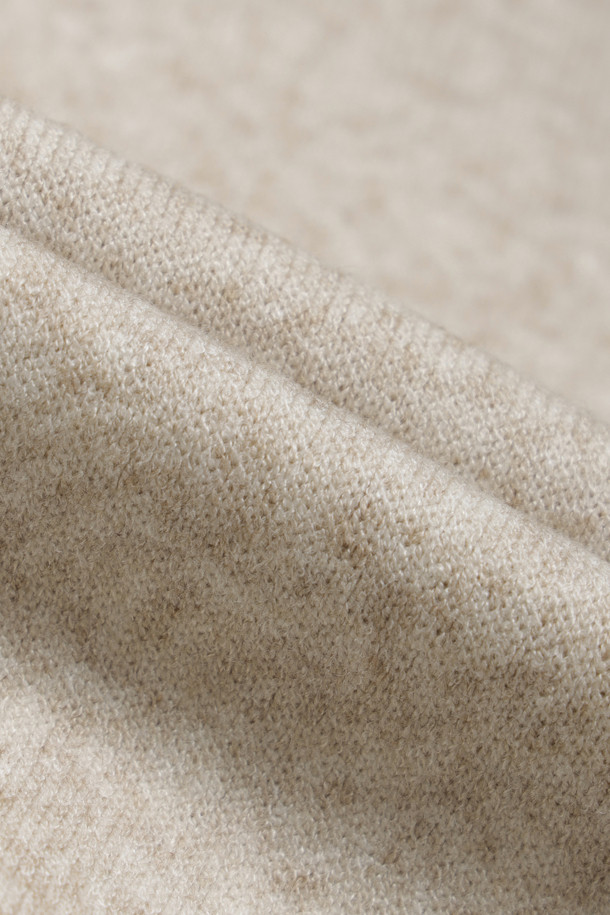 부드러운 울 혼방 소재의 모크넥 스웨터입니다. 베이직하고 미니멀한 스타일로, 겨울철에 따뜻하게 착용하기 좋습니다. 세미 루즈핏으로 편안한 착용감을 선사하며, 레귤러 기장으로 다양한 하의와 매치하기 용이합니다. 베이지와 그레이 두 가지 색상으로 출시되었으며, 밑단과 소맷단 조직 변형, 암홀 라인 솔기 디테일로 포인트를 더했습니다. 레이어드하여 더욱 스타일리시하게 연출할 수 있습니다.
